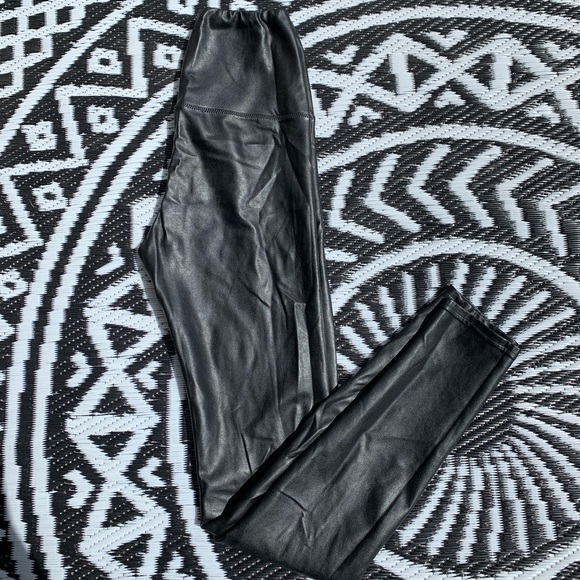 Aritzia Daria Leggings - Picture 2 of 2